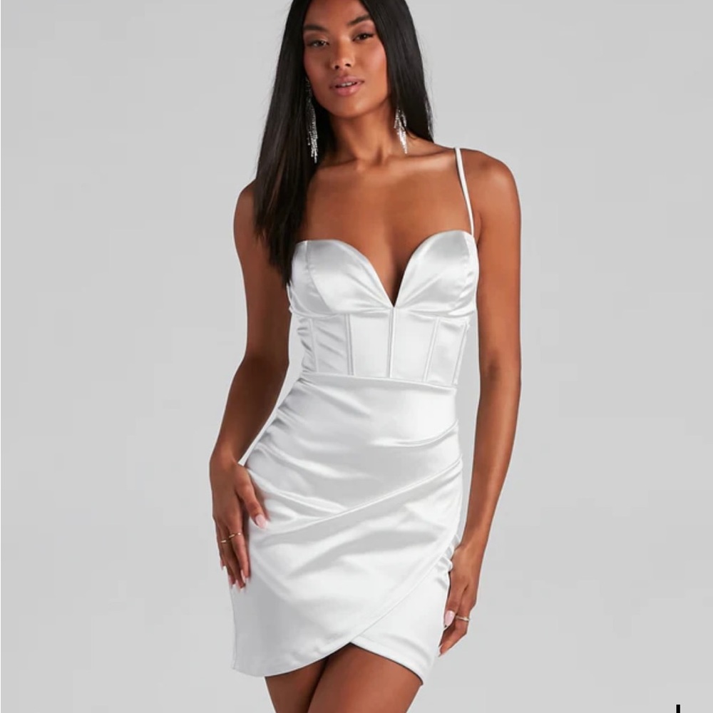 Windsor - Araceli Plunge Neck Satin Formal Dress Fit